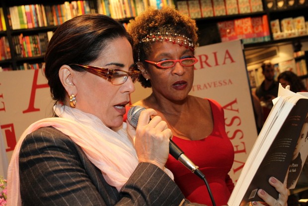 Glória Pires  no lançamento do livro de Elisa Lucinda  (Foto: Anderson Borde/AgNews)