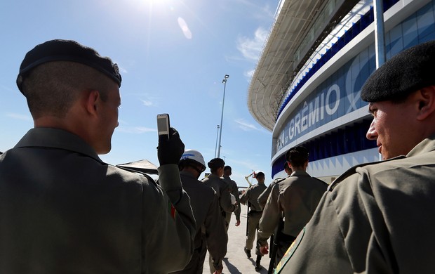 Policiais vistoriam a Arena do Grêmio (Foto: Lucas Uebel/Divulgação, Grêmio)