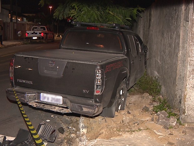Após causar mais de 10 acidentes, caminhonete parou após batar de árvore no Pedro Gondim, em João Pessoa (Foto: Reprodução/TV Cabo Branco)