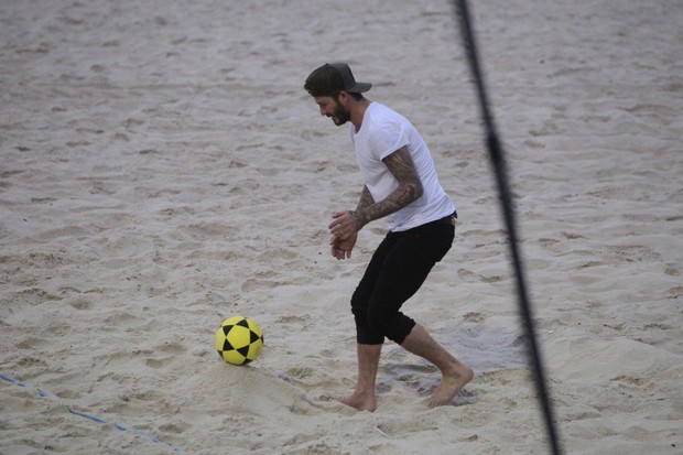 David Beckham joga futevôlei na praia (Foto: André Freitas e Delson Silva / AgNews)