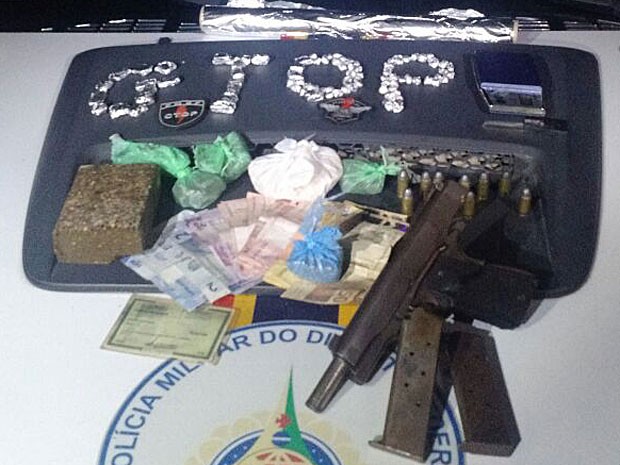 Drogas, pistola e dinheiro apreendidos por policiais militares do Distrito Federal (Foto: Polícia Militar/Divulgação)
