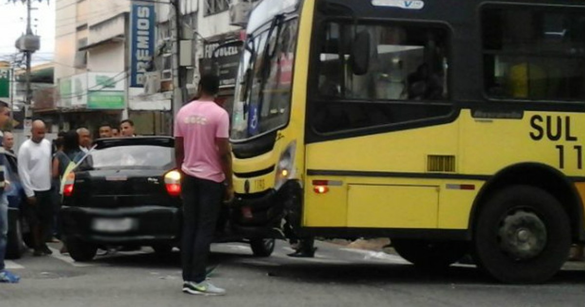 G1 - Acidente entre carro e ônibus é registrado em Volta Redonda ... - Globo.com