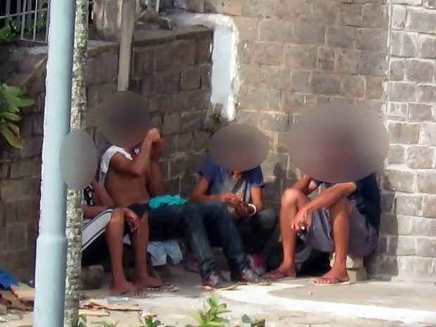 Usuários e vendedores de crack ficam no pátio da Igreja de São Benedito (Foto: Reprodução EPTV) Usuários e vendedores de crack ficam no pátio da Igreja de São Benedito (Foto: Reprodução EPTV)