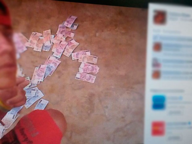 Jovem aparece em post com dinheiro que teria sido roubado (Foto: Reprodução/ Facebook)