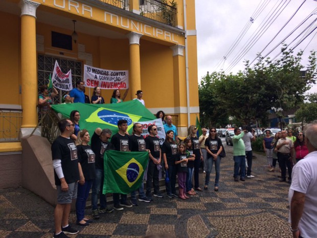 Manifestação em Poços de Caldas terminou em frente à prefeitura da cidade (Foto: João Daniel Alves / EPTV) Manifestação em Poços de Caldas terminou em frente à prefeitura da cidade (Foto: João Daniel Alves / EPTV)