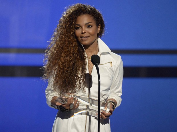 Janet Jackson recebe prêmio do BET Awards em Los Angeles, neste domingo (Foto: REUTERS/Kevork Djansezian)