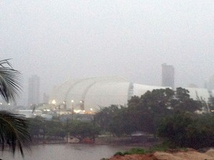 Arena das Dunas quase desaparece em meio ao tempo cinzento e carregado de chuva em Natal  (Foto: Anderson Barbosa/G1)