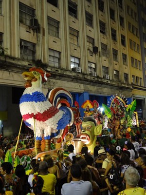 Galo desfila com percuso diferente no Recife. (Foto: Luna Markman/G1)
