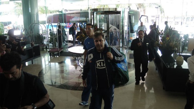 Gilson Kleina na chegada da delegação do Palmeiras no México (Foto: Alexandre Lozetti / GLOBOESPORTE.COM)