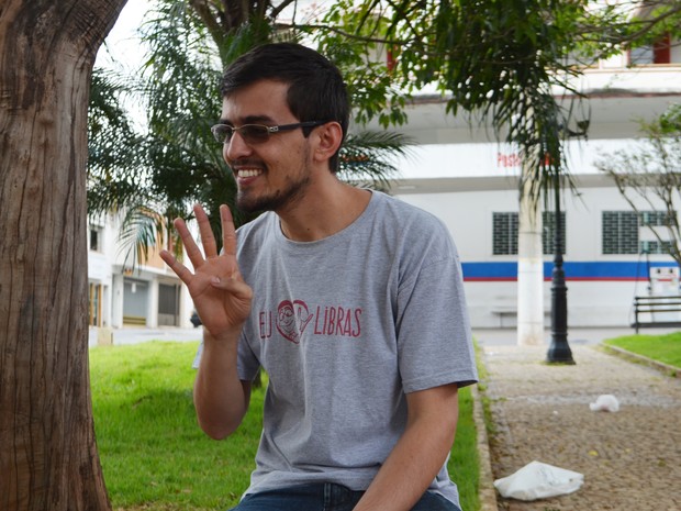 Desde pequeno, Delmir teve curiosidade de aprender Libras em Lavras (Foto: Samantha Silva/G1) Desde pequeno, Delmir teve curiosidade de aprender Libras em Lavras (Foto: Samantha Silva/G1)
