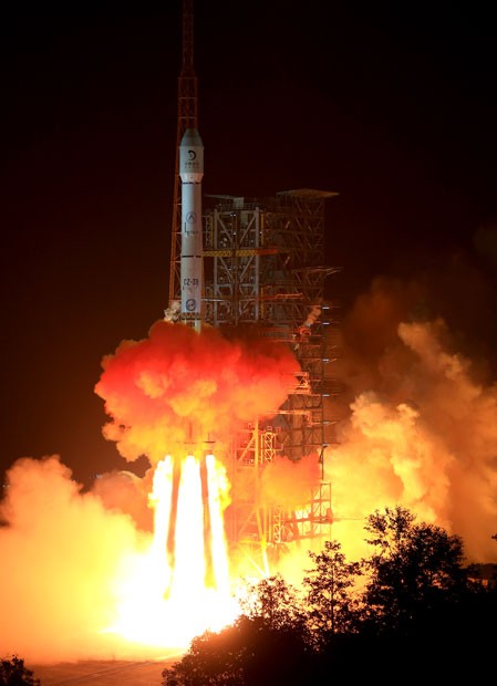 Imagem divulgada pela agência de notícias Xinhua mostra o foguete Long March 3B decolando neste domingo (1º) na China (Foto: Xinhua, Li Gang/AP)