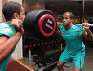 Lucas treina na academia no hotel da Seleção em Newcastle (Foto: Rafael Ribeiro/CBF)