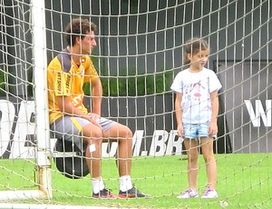 Elano com a filha no treino do Santos (Foto: Marcelo Hazan / Globoesporte.com)