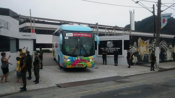 ônibus México saída o CT do Santos (Foto: Marcelo Hazan)