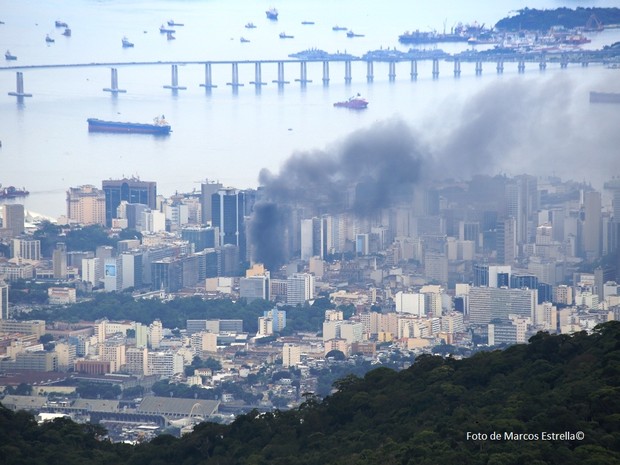 Incêndio no Centro do Rio podia ser visto do Sumaré (Foto: Marcos Estrella/TV Globo)