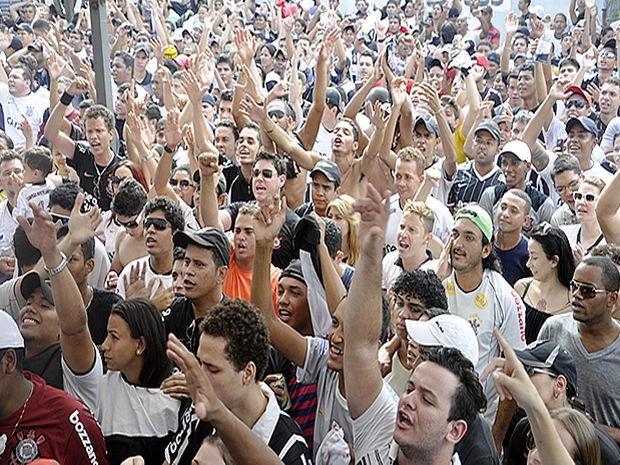 Mais de dois mil torcedores se reuniram na manhã deste domingo em Cuiabá (Foto: Robson Boamorte/GLOBOESPORTE.COM)