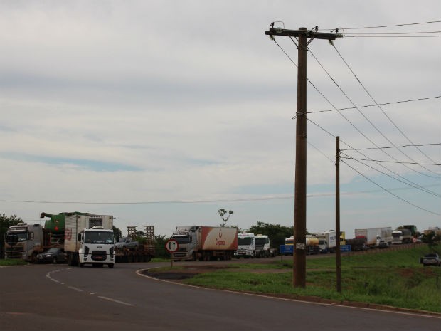 G1 Caminhoneiros Acampam E Almoçam Em Rodovia Durante Protestos Em Ms