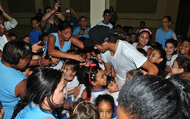 Neymar distribui presentes em escola de Santos (Foto: Divulgação/ Site Oficial de Santos)