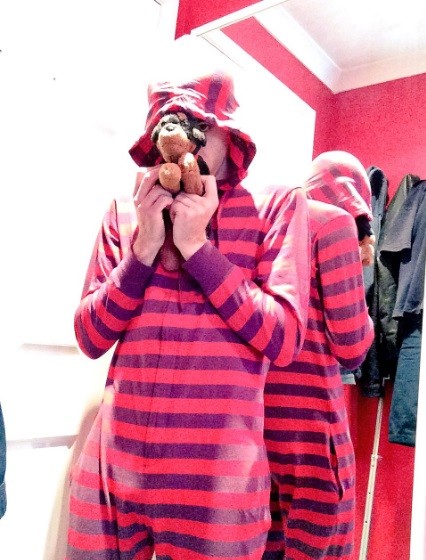Adulto usando roupa de bebê