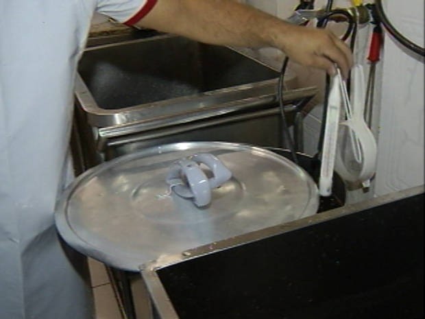 Batedor usar termômetro para verificar temperatura do Branqueamento do açaí, em Belém (Foto: Reprodução/TV Liberal)