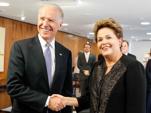 Dilma Rousseff e Joe Biden se cumprimetnam após reunião no Planalto (Foto: Roberto Stuckert Filho/PR)