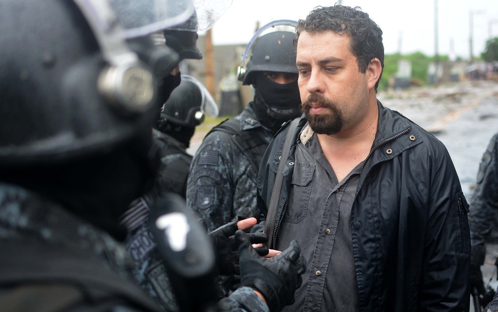 O líder do MTST, Guilherme Boulos, foi detido durante reintregração em SP (Foto: Jorge Ferreira/Futura Press/Estadão Conteúdo)
