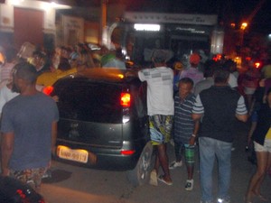 Ônibus de Ricardo Chaves foi barrado durante a confusão em Caiçara do Norte, no RN (Foto: Diego Souza)