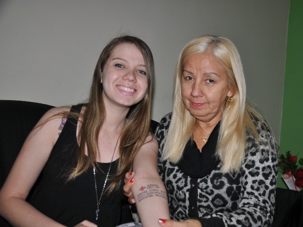 Após reação alérgica a remédios, jovem de MS tatua alerta no braço (Foto: Fabiano Arruda/G1 MS)