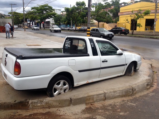Sem acordo entre dono de prédio e responsável pelo veículo, carro acabou sendo fixado ao concreto.  (Foto: Henrique Stênio/Tv Globo)