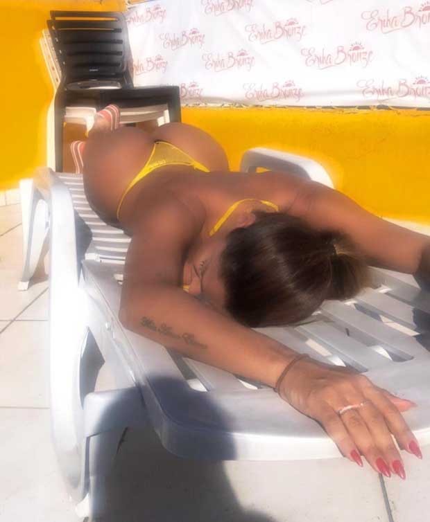 Ana Paula Evangelista atualiza marquinha com biquíni de fita (Foto: Divulgação) Ana Paula Evangelista atualiza marquinha com biquíni de fita (Foto: Divulgação)
