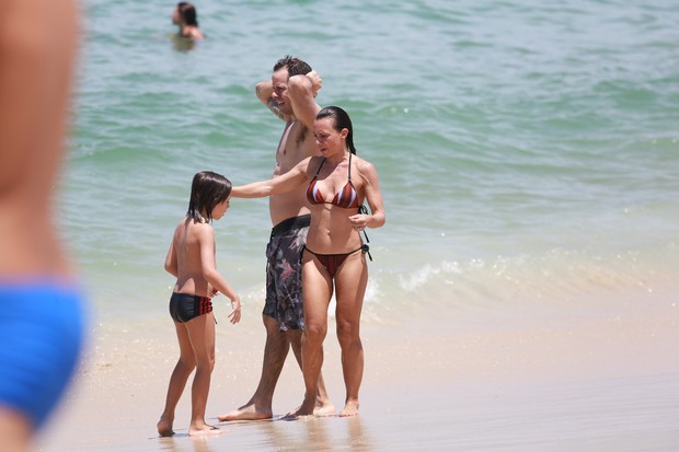 Carla Marins e a familia na praia (Foto: Dilson Silva/ Ag. News)