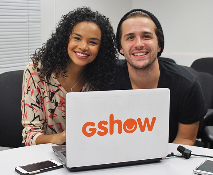 Lucy Ramos e Gil Coelho assumiram o perfil do Gshow nas redes sociais e conversaram com os fãs (Foto: Ariane Ducati/Gshow)