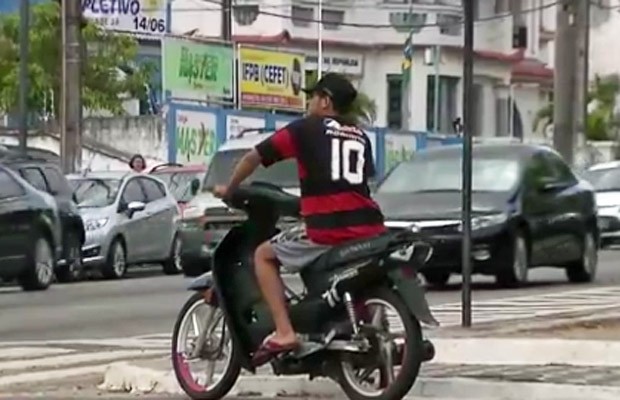 Conduzir 'cinquentinha' requer habilitação e licenciamento (Foto: TV Paraíba)