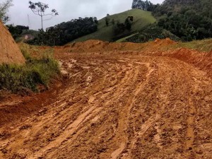 O trecho de 2,5 km está tomada pela lama (Foto: VC no ESTV)