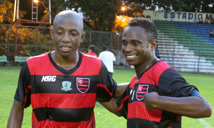 Edilson e Amaral levam uniforme de brinde do Fla-PI (Foto: Renan Morais)