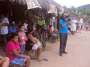 Na imagem, Rodolfo filma uma apresentação de aldeias na Bahia (Foto: Rodolfo Moreira/Arquivo Pessoal)