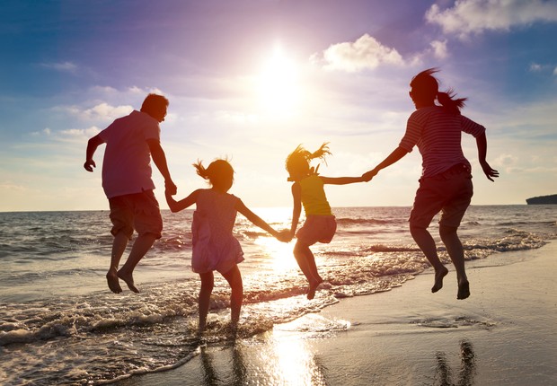 Família - planejamento financeiro - férias - felicidade - praia  (Foto: Thinkstock)