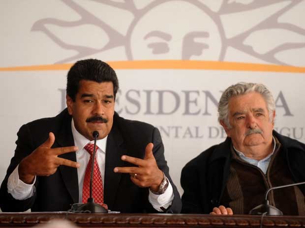 Presidente uruguaio, José Mujica (à direita) escuta seu colega venezuelano, Nicolás Maduro, durante uma cerimônia nesta terça-feira (7) no Uruguai (Foto: AFP PHOTO / Miguel ROJO)