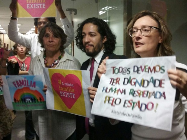 As deputadas Maria do Rosário (PT-RS), Erika Kokay (PT-DF) e o deputado Jean Wyllys (PSOL-RJ) anunciam recurso contra tramitação do Estatuto da Família, na Câmara (Foto: Fernanda Calgaro/G1)