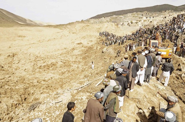 Moradores se reúnem no local do deslizamento de terra na província de Badakhshan neste sábado; o governo desistiu de encontrar sobreviventes  (Foto: Reuters/Stringer)