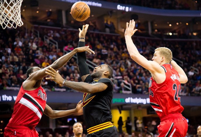 LeBron James vai para a bandeja marcado por dois adversários (Foto: Getty Images)