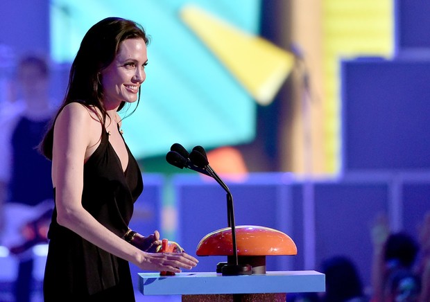 Angelina Jolie recebe prêmio no Kids Choice Awards (Foto: AFP)