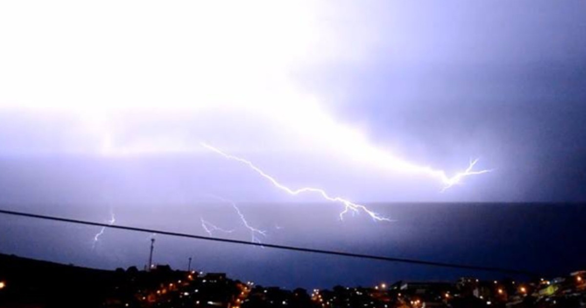 Internauta registra 'chuva' de raios no céu de Itajubá, MG - Globo.com