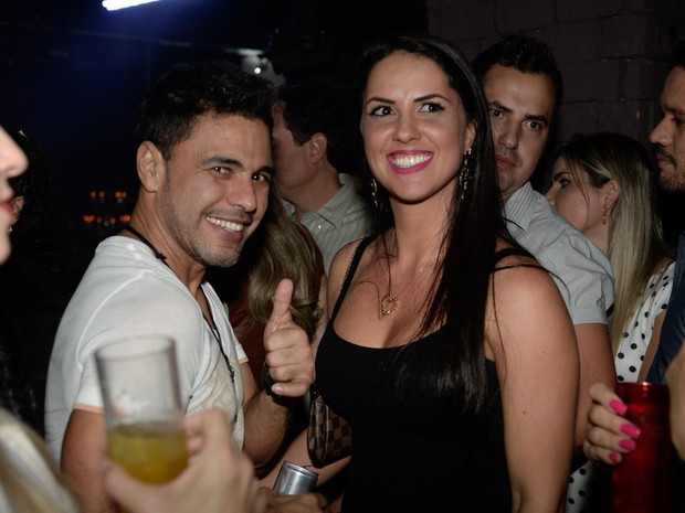Zezé Di Camargo com a namorada, Graciele Lacerda, em show em Goiânia, Goiás (Foto: Francisco Cepeda/ Ag. News)