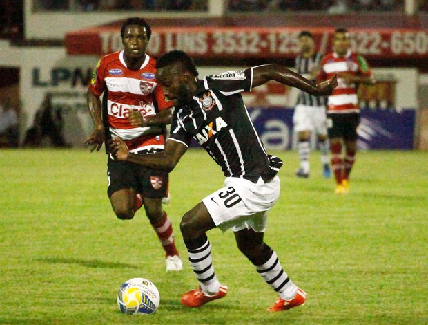 Corinthians x Linense - lance de jogo (Foto: Rubens Cardia / Futura Press)