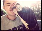 Miley Cyrus posta foto ganhando uma lambida do cachorro 