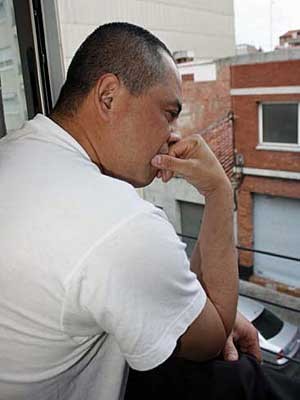 José Arturo Ramírez, desempregado há 4 anos, ocupa um apartamento com a mulher, dois filhos, o genro e o neto. (Foto: BBC)