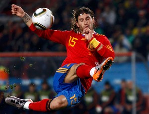 Sérgio Ramos faz um malabarismo para tentar alcançar a bola (Foto: Reuters)