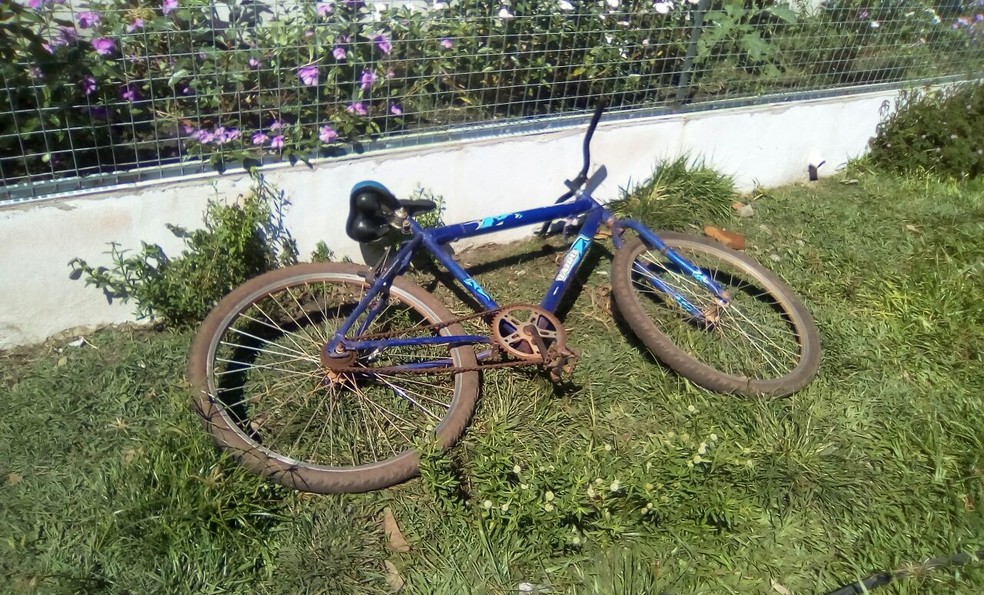 Uma bicicleta azul foi encontrada abandonada em frente da casa da vítima (Foto: Pimenta Virtual/Reprodução)