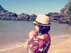 Regiane Alves leva filho a praia pela primeira vez
